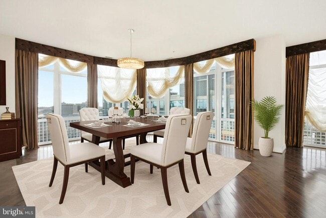 Foto del edificio - 8220 Crestwood Heights Dr