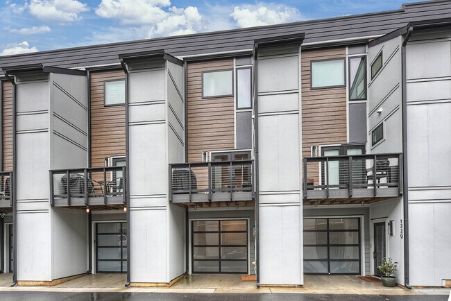 Building Photo - 1227 Minter Plz