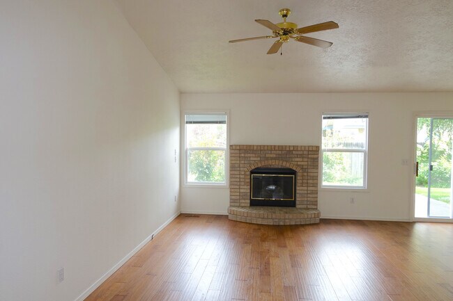 Foto del edificio - Three-Bedroom with Great Back Yard