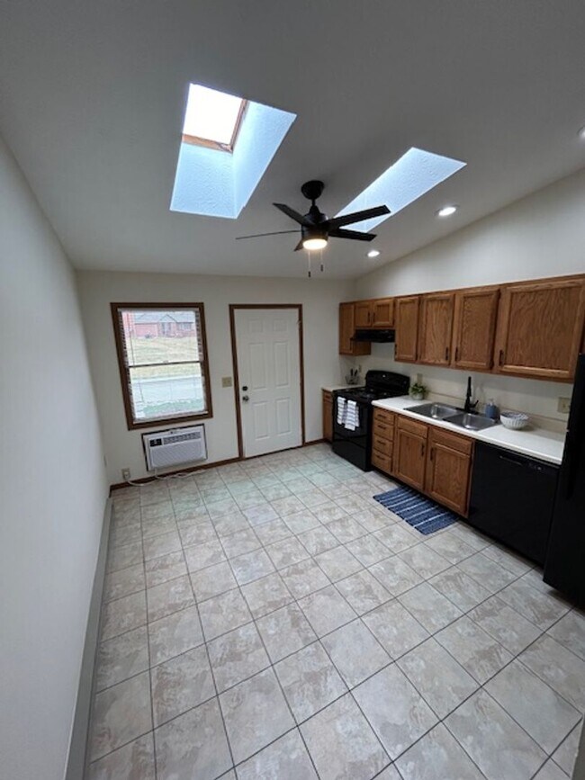 Building Photo - 2 Bedroom Ranch-Style Condo available soon!