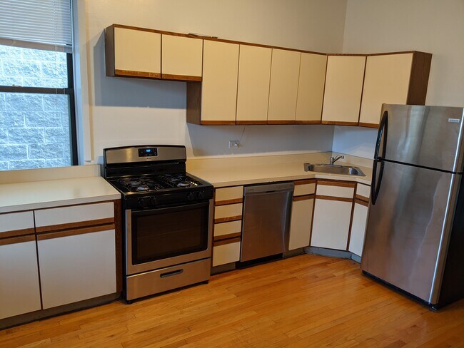 Building Photo - 3543 N Wilton Ave