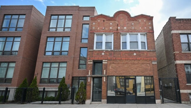 Building Photo - 3649 W Montrose Ave