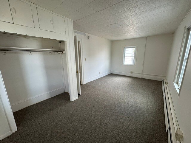 Dormitorio grande con 3 ventanas - 62 W Spring St