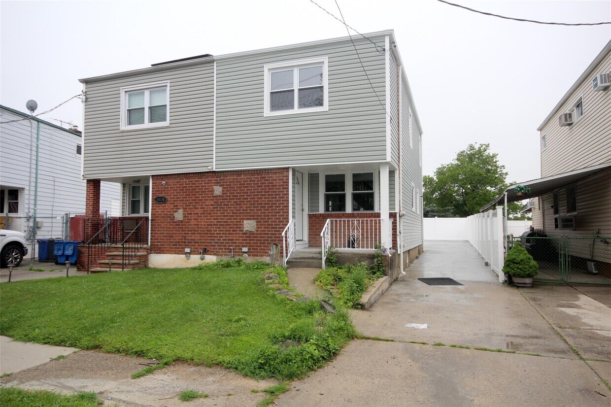 Foto principal - 64-32 136th St