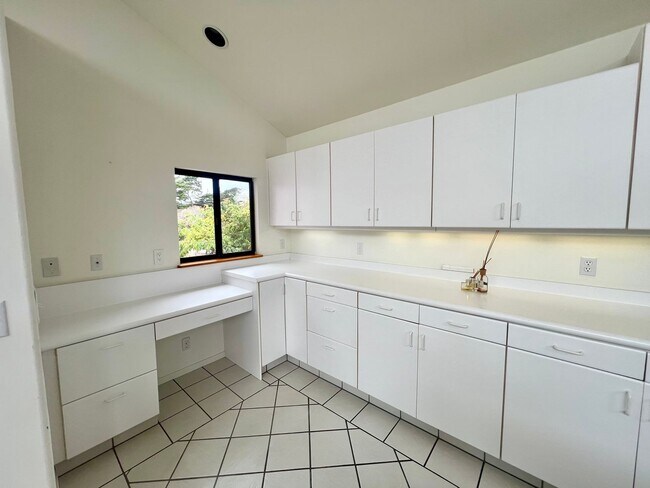 Foto del edificio - Large 4 bedroom 3 bathroom home in Pacific...