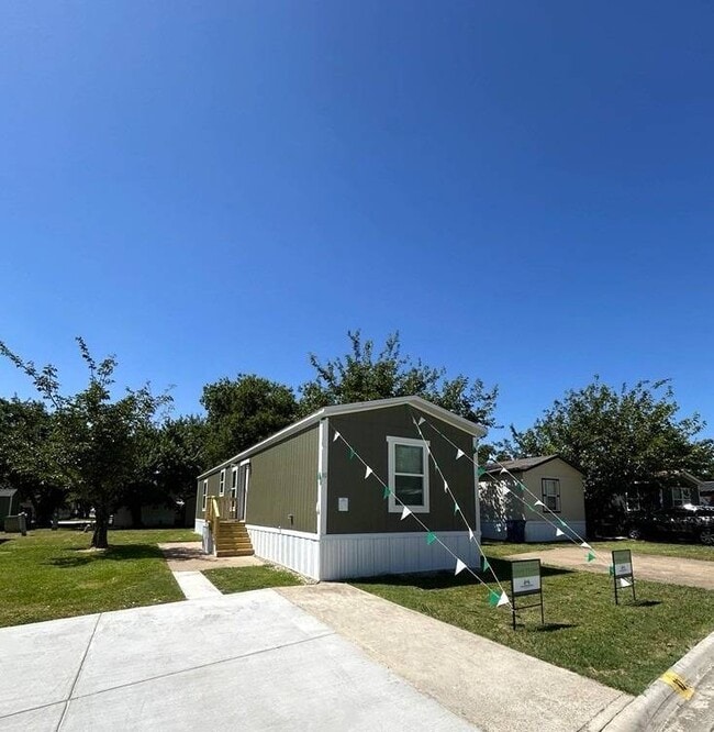 Building Photo - 10 Colonial Dr
