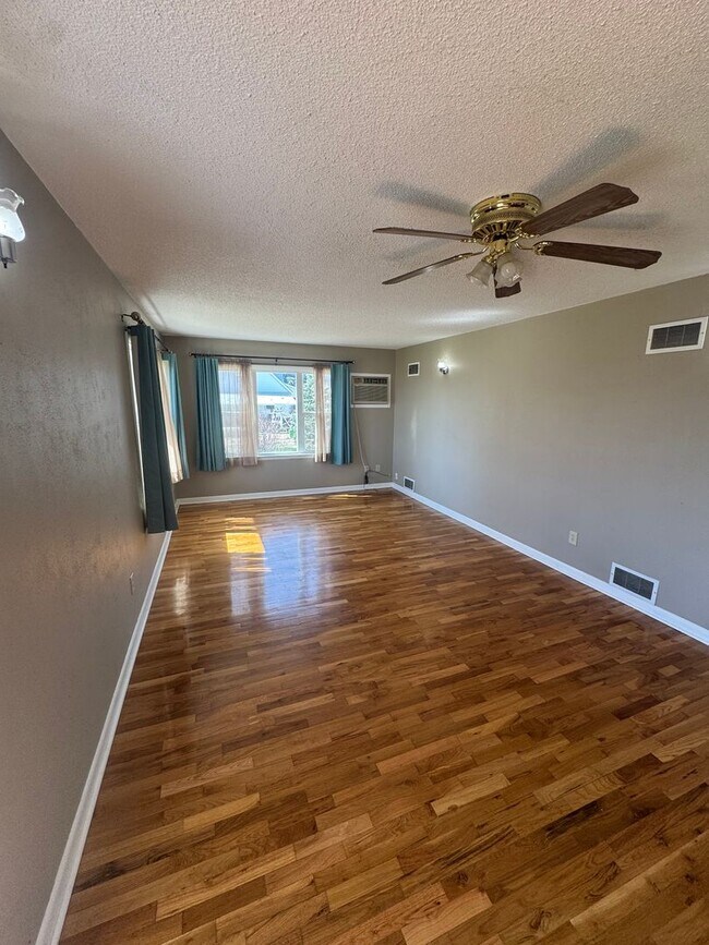 Foto del edificio - 375 S Cedar Ave