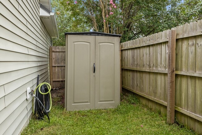 Building Photo - 300 Foxhall Rd