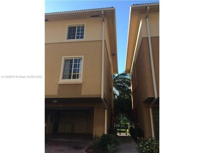 Foto del edificio - 2861 NE 185th St