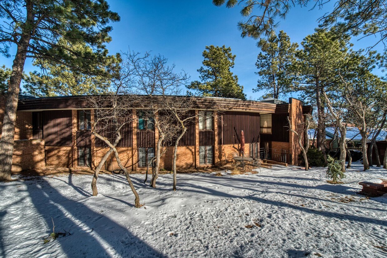 HUGE 4 BD Broadmoor Heights Home on LARGE House Rental in