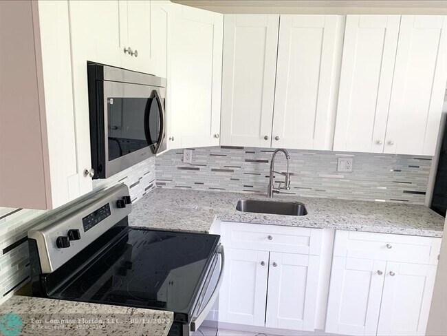 Foto del edificio - 508 Gardens Dr