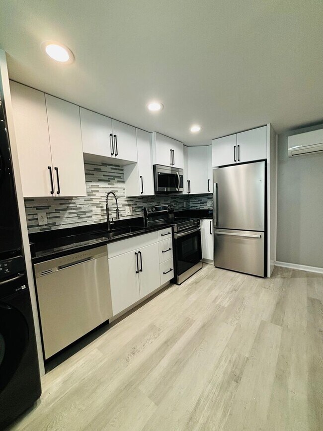 Building Photo - 2 Bedroom 1 Bath Apartment *Newly Renovate...