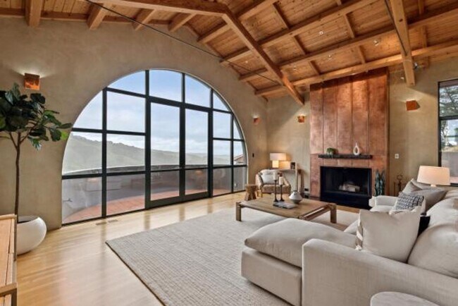 Foto del edificio - Luxury Living Above The Bay -- Iconic views!