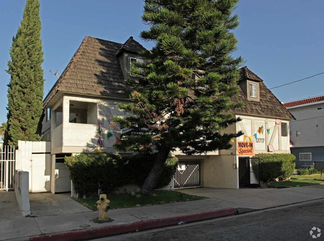 Building Photo - No Longer Managing