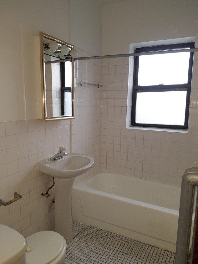 Building Photo - 1376 W 79th St