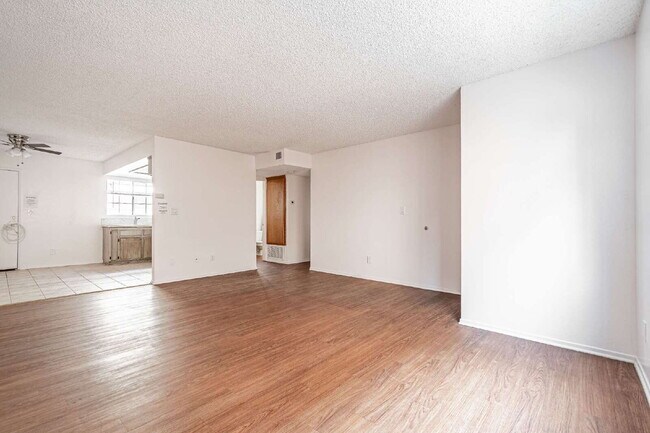 Foto del edificio - "Chic & Spacious 2-BR Gem in Covina: Modern Living with 2 Full Baths!"