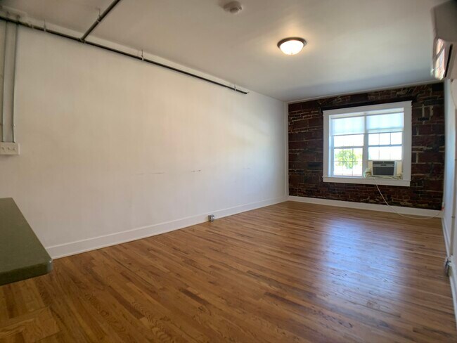 Building Photo - 224 5th St