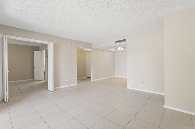 Building Photo - 4444 E Paradise Ln