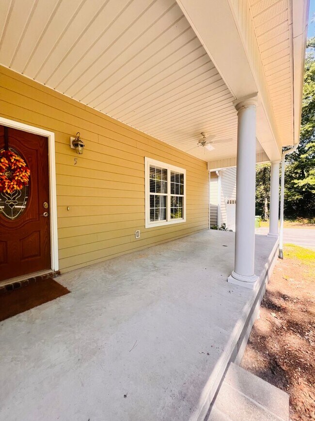 Foto del edificio - Tucked Away 3 Bedroom Gem on Private Road ...