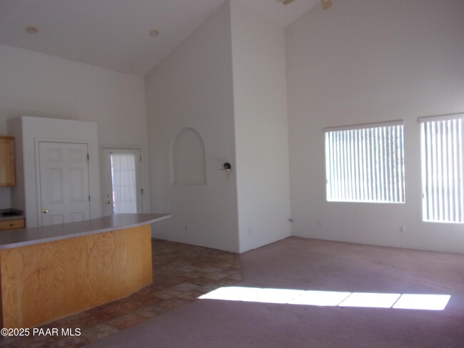 Building Photo - 9737 E Rancho Vista Dr