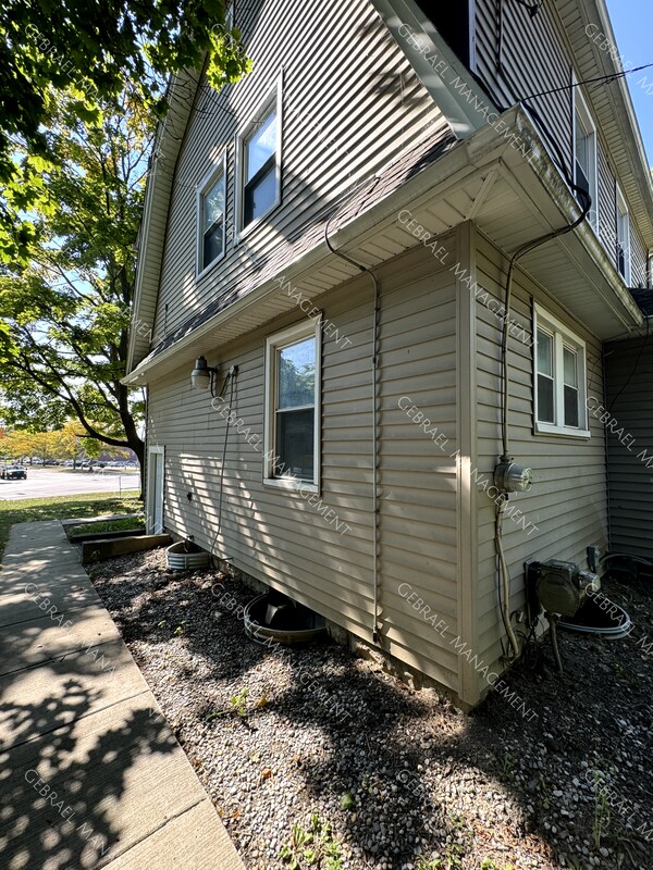 Building Photo - 750 N Chevrolet Ave