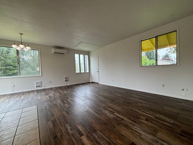 Building Photo - Welcome Home 3BD/1BA Home on Corner Lot