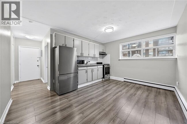 Photo du bâtiment - 237 Mohawk Rd E