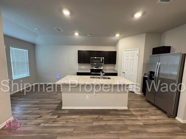 Foto del edificio - 7105 Canadian Dr