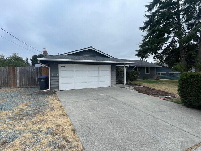 Foto del edificio - ***PENDING APPLICATION***Convenient 3-Bedroom Home Near NAS Whidbey Island with Garage Parking