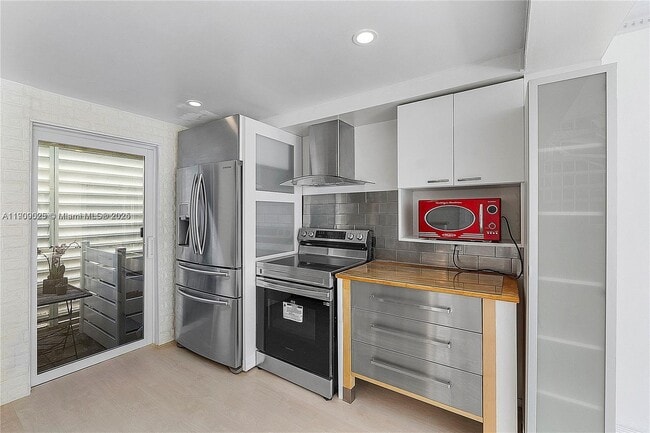 Building Photo - 517 NE 38th St