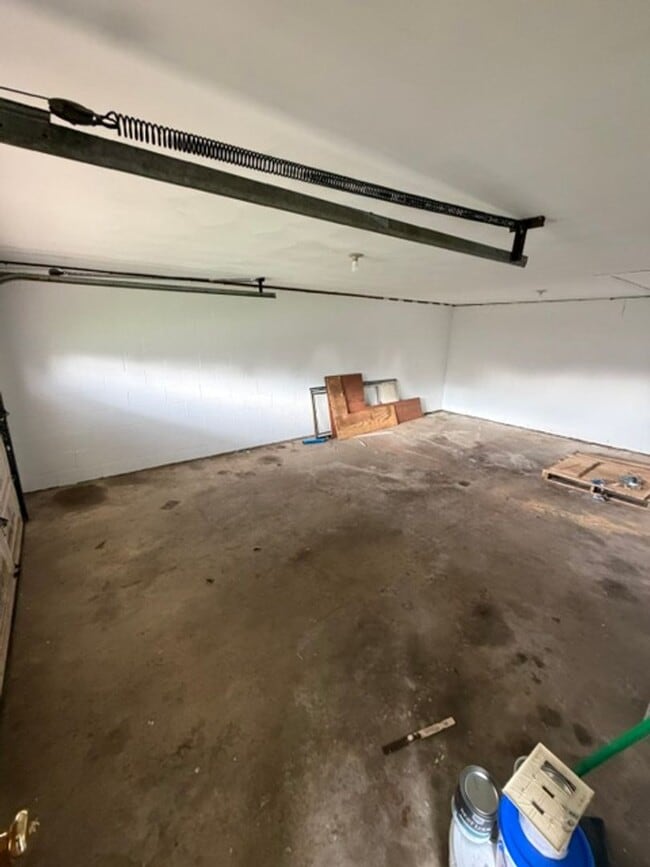 Building Photo - 523 Mishler Rd
