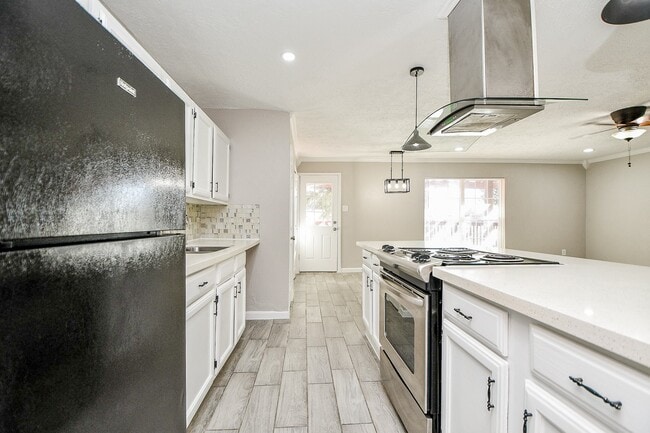 Building Photo - 14646 Dartwood Dr