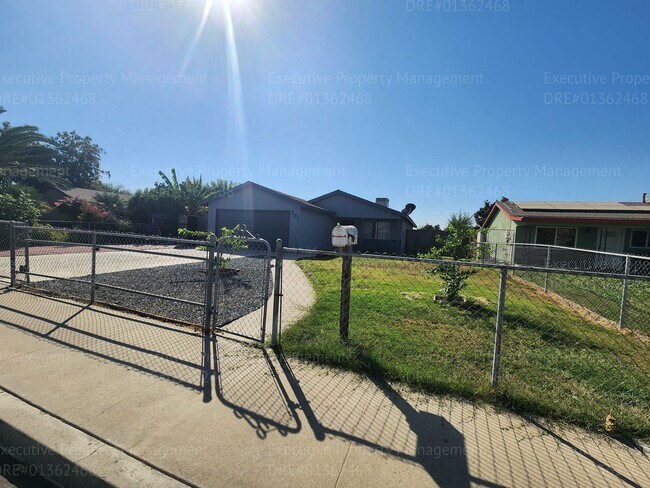 Foto del edificio - REDUCED! 3 bedroom, 2 bathroom house locat...