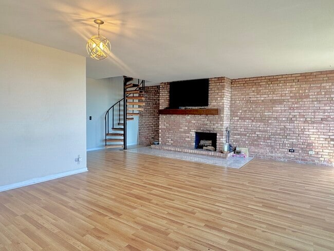 Foto del edificio - 5600 Hillcrest Ln