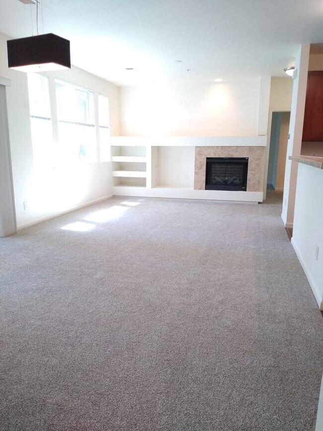 Foto del edificio - Beautiful and Spacious 3 Bedroom 2 Bath To...