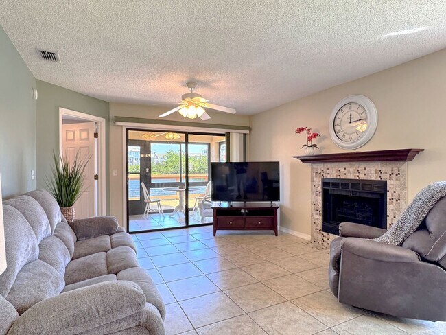 Foto del edificio - Two-Bedroom Lakeview Condo in Winterset Co...