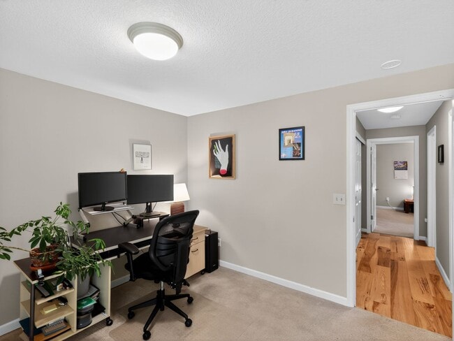 Foto del edificio - Fully Remodeled Single-Level in Four Seasons — Central A/C, Dual-Pane Windows, Engineered Hardwoo...