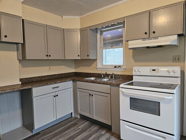 Building Photo - 355 Reynolds Ave