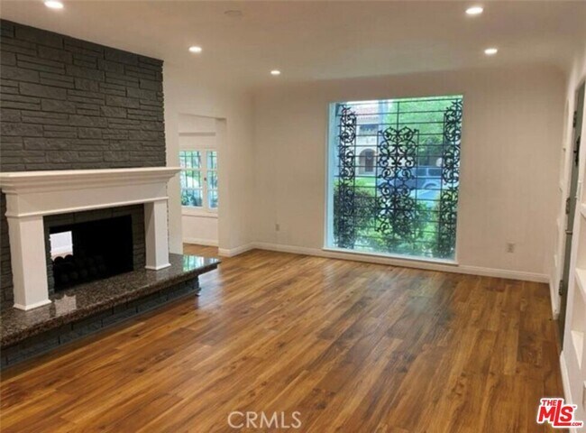 Foto del edificio - 1026 S Crescent Heights Blvd