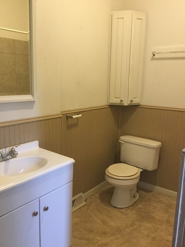 Building Photo - 3 bedroom Single Family ( Harambee )