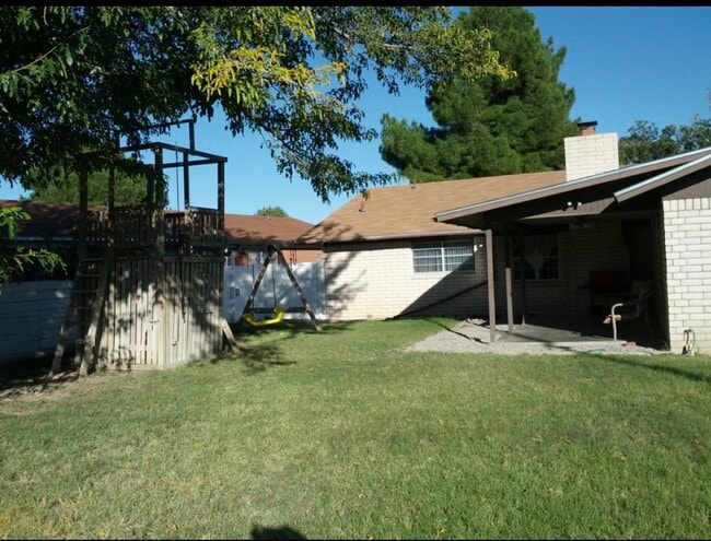 Building Photo - 2518 Mimosa Dr