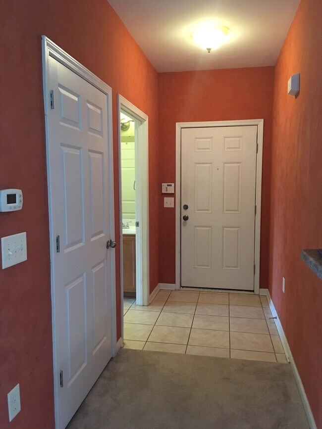 Building Photo - Beautiful 3 Bedroom Condo!