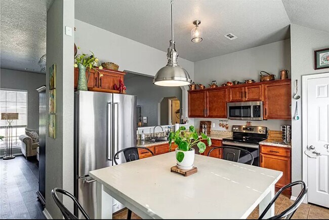 Building Photo - Beautiful Home In The Heart of Farmington,...