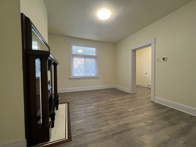 Building Photo - 2BR house with fenced in backyard!