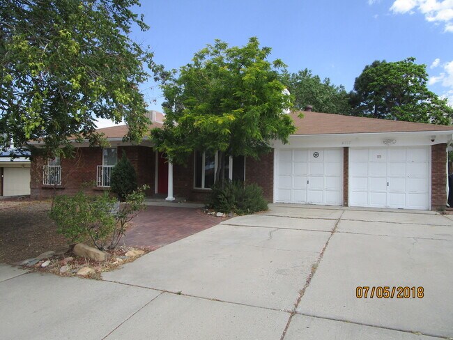 Building Photo - NE 4BR 2 Bath 2400SF