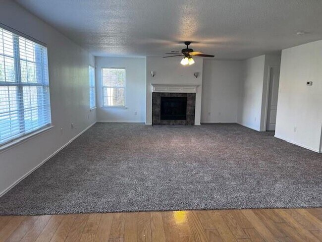 Building Photo - Move in ready Arlington Home