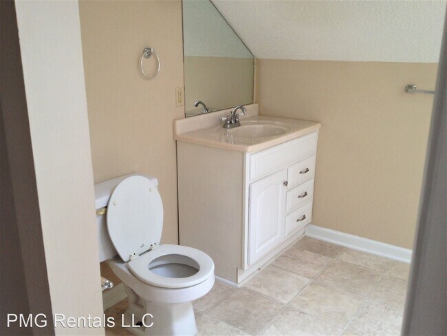Building Photo - 1 br, 1 bath Room For Rent - 221 Courtney Way