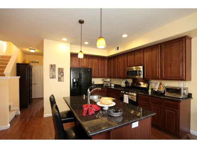 Foto del edificio - 646 Harrison Ter