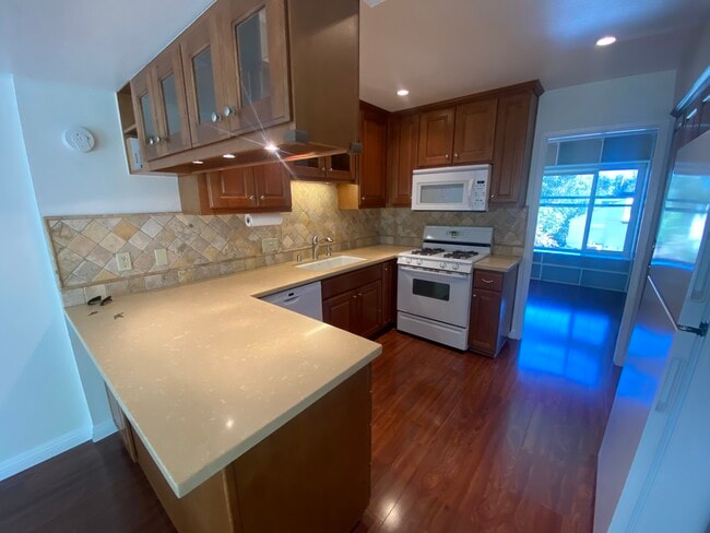 Building Photo - 10565 Caminito Banyon