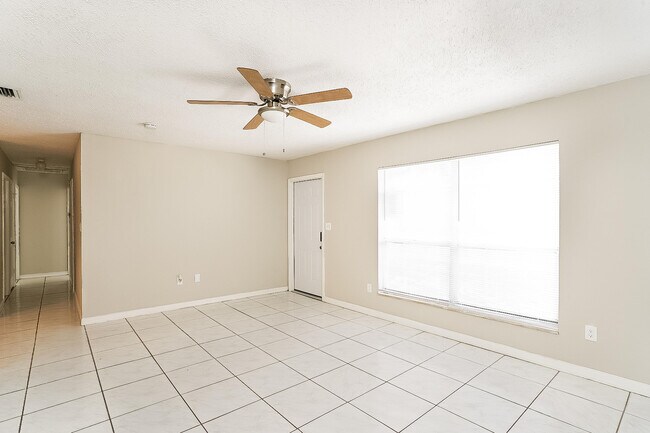 Foto del edificio - 921 SW Gaitor Ave